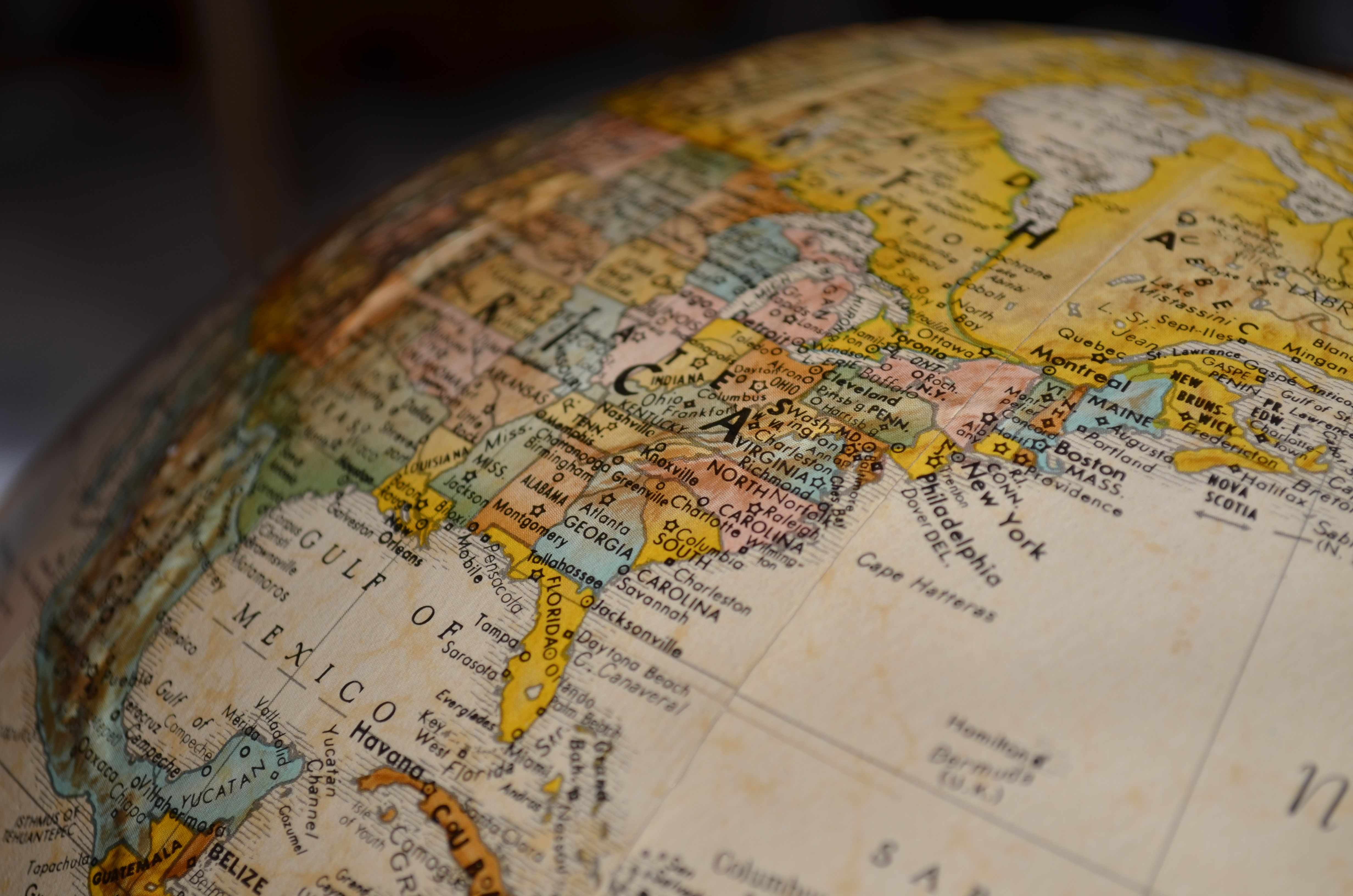 Globe terrestre ancien montrant les noms de villes et de régions du monde